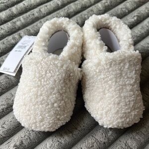 New Gap Baby Ivory Sherpa Booties
